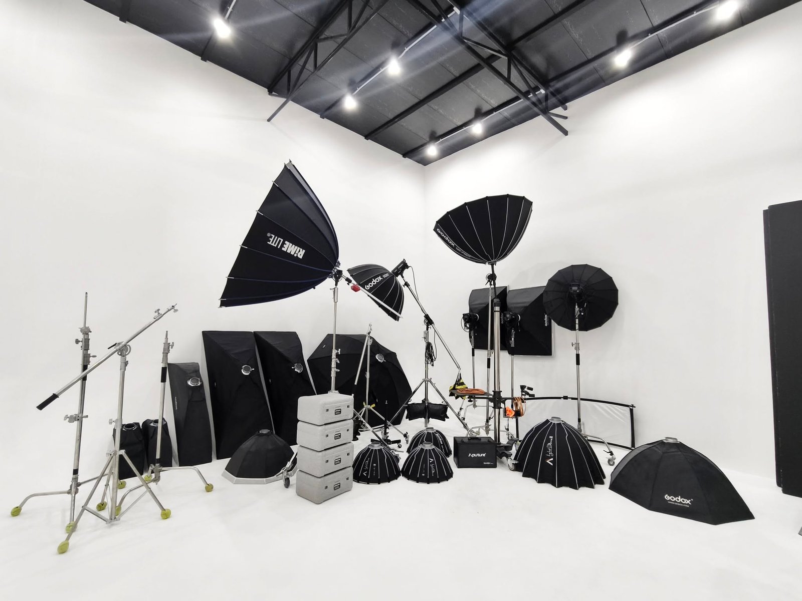 บรรยากาศและผลงานถ่ายภาพภายใน YOTHIN STUDIO 13